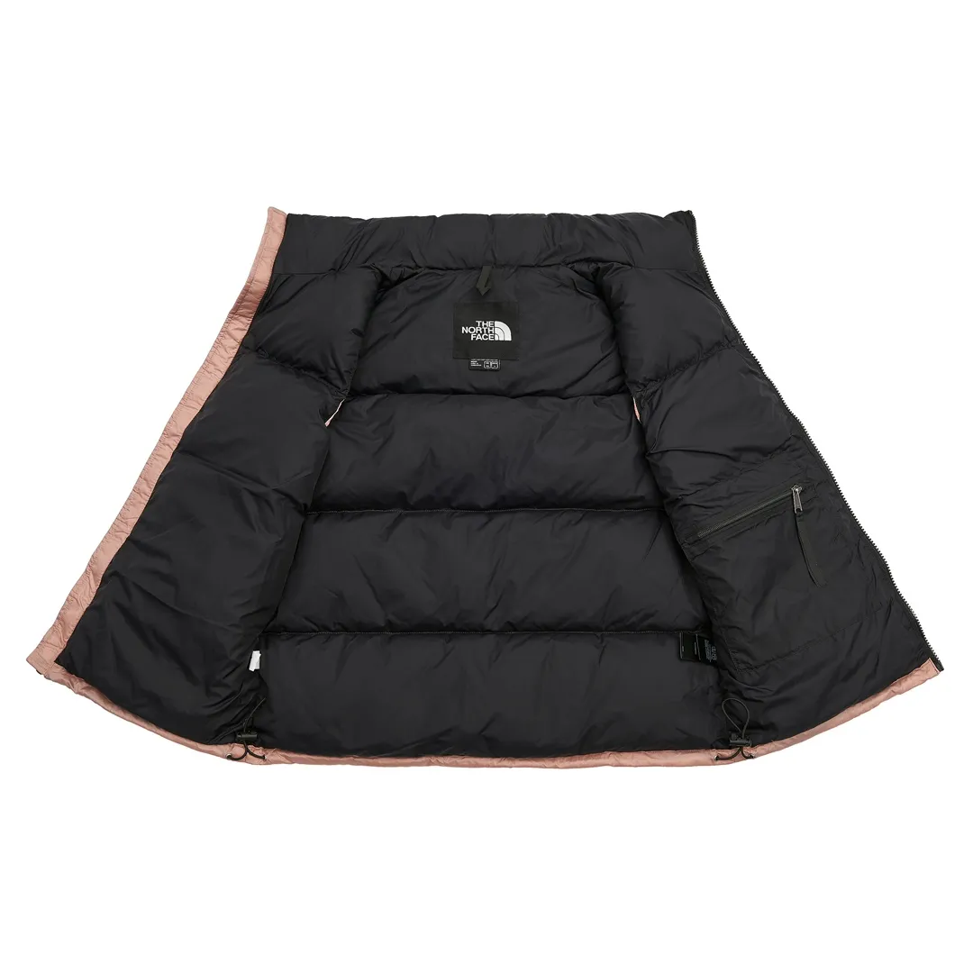 Style No.: Y 85 💰P245 [North Face Vest] The North Face｜North Face Nuptse 1996 Classic Down Vest/North Face Vest [Pink] ❶The embroidery uses imported Tajima embroidery ten thousand needle embroidery, using imported No. 7 needles and Japanese Queen embroidery thread to ensure that each word is full of work and has a clear three-dimensional sense. ❷Filled with national standard 90 goose down, it has better thermal insulation performance, is not lightweight, and has good fluff recovery after compression! ❸Original custom-made 40D plaid four-level waterproof fabric. The inner liner is made of 40T high-density gallbladder to prevent lint and ensure the feel and bulk. The inner lining is made of nylon double-layer sealing design, which will not cause any lint. The adjustable hem with built-in drawstring buckle can prevent wind and cold! ❹The zipper is customized by YKK Yoshida, with clear engraving and perfect smooth texture. ❺Accessories and buttons are made of the same copper core spring as the original [non-commercial iron core spring] Sizes: XS S M L XL XXL Color: White Violent Orange Navy Blue Black Red Yellow Pink Metallic Gray Burgundy Green Montreal Blue Matcha Green Sky Blue Wheat
